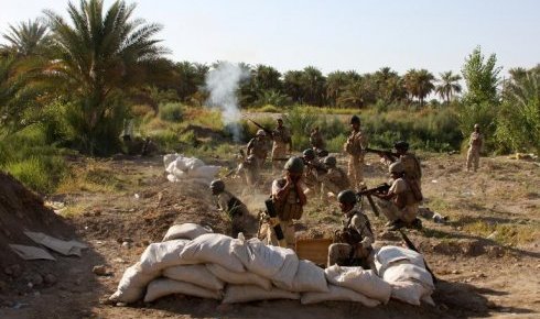 des-soldats-iraquiens-dans-le-village-de-jurf-al-sakhr-45km_1054222_490x290