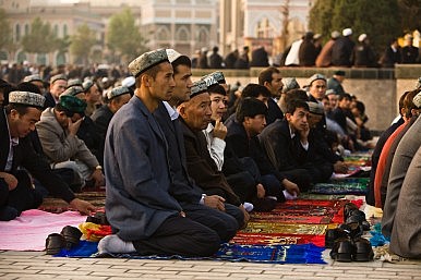 Chinese-Muslim-men-performing-Friday-prayer-in-Xinjiang-December-2013