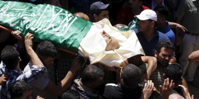 Mourners carry the body of Palestinian man Falah Abu Marya, 53, during his funeral in the village of Beit Ummar near the West Bank city of Hebron July 23, 2015 © 2015 Reuters